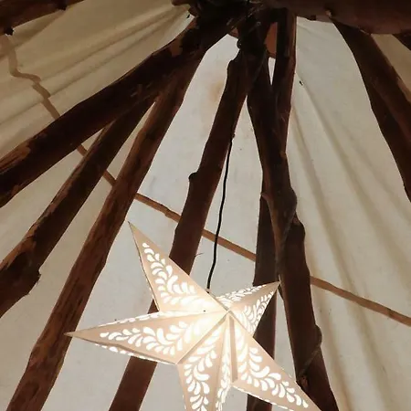 Tipi Dans La Foret